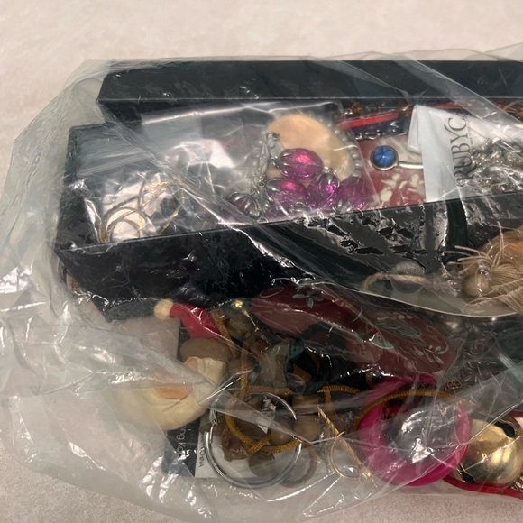 ☎️☎️ LAST CHANCE ☎️☎️ Jewelry Expo this and that! Vintage pieces. - Picture 17 of 17